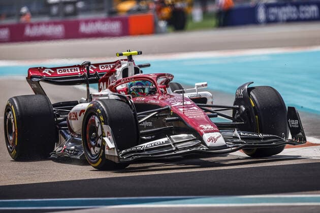 24 ZHOU Guanyu (chi), Alfa Romeo F1 Team ORLEN C42, action during the Formula 1 Crypto.com Miami Grand Prix 2022, 5th round of the 2022 FIA Formula One World Championship, WM, Weltmeisterschaft on the Miami International Autodrome, from May 6 to 8, 2022 in Miami Gardens, Florida, United States of America - F1 - MIAMI GRAND PRIX 2022 DPPI Panoramic  _R5_6979