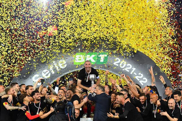 Photo Giovanni Evangelista LaPresse May 06, 2022 Lecce, Italy soccer U.S. Lecce vs Pordenone Calcio - Italian Football Championship League BKT 2021 2022 - E. Giardiniero - Via del Mare Stadium. In the pic : Lecce players celebrate promotion to Serie A  Copyright: xGiovannixEvangelista LaPressex