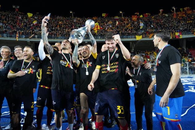 US Lecce celebrates for the championship victory during US Lecce vs Pordenone Calcio, Italian soccer Serie B match in Lecce, Italy, May 06 2022  Copyright: xEmmanuelexMastrodonatox xipa-agex xx 0