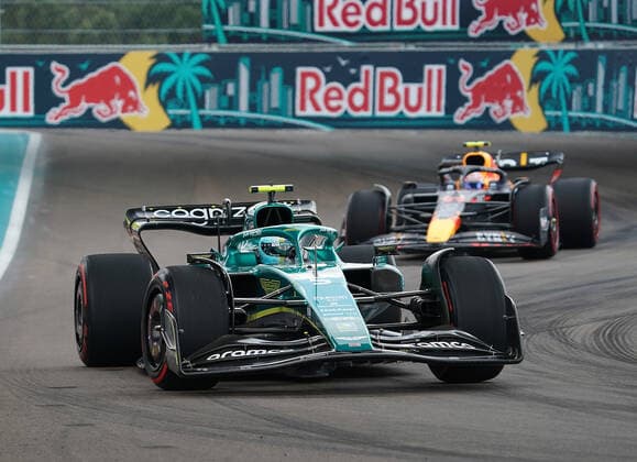 FORMULA 1 CRYPTO.COM MIAMI GRAND PRIX 06.05.2022, Miami International Autodrome, Miami, FORMULA 1 CRYPTO.COM MIAMI GRAND PRIX ,im Bild Sebastian Vettel (DEU), Aston Martin Aramco Cognizant Formula One Team, Sergio Perez (MEX), Oracle Red Bull Racing