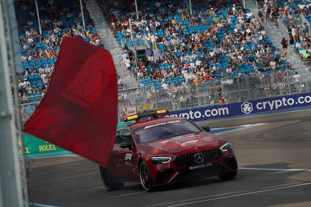 FORMULA 1 CRYPTO.COM MIAMI GRAND PRIX 07.05.2022, Miami International Autodrome, Miami, FORMULA 1 CRYPTO.COM MIAMI GRAND PRIX ,im Bild Rote Flagge, Medical Car