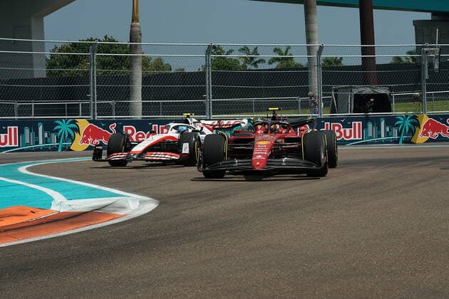 FORMULA 1 CRYPTO.COM MIAMI GRAND PRIX 06.05.2022, Miami International Autodrome, Miami, FORMULA 1 CRYPTO.COM MIAMI GRAND PRIX ,im Bild Mick Schumacher (DEU), Haas F1 Team, Carlos Sainz Jr. (ESP), Scuderia Ferrari