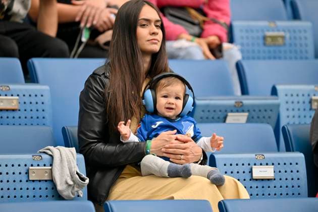Mija Curkovic Frau von Andrej Kramaric TSG 1899 Hoffenheim (27) mit Kind auf der Tribuene Kopfhoerer TSG 1899 Hoffenheim vs Bayer 04 Leverkusen B04 07.05.2022 DFL REGULATIONS PROHIBIT ANY USE OF PHOTOGRAPHS AS IMAGE SEQUENCES AND OR QUASI-VIDEO TSG 1899 Hoffenheim vs Bayer 04 Leverkusen B04