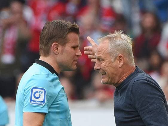 Sport Themen der Woche KW18 07.05.2022, xhbx, Fussball 1.Bundesliga, SC Freiburg - 1.FC Union Berlin emspor, v.l. Felix Brych (DFB Schiedsrichter), Gelbe Karte fuer, receive a yellow card, Trainer Christian Streich (SC Freiburg) (DFL DFB REGULATIONS PROHIBIT ANY USE OF PHOTOGRAPHS as IMAGE SEQUENCES and or QUASI-VIDEO) Freiburg *** 07 05 2022, xhbx, football 1 Bundesliga, SC Freiburg 1 FC Union Berlin emspor, v l Felix Brych DFB referee , Yellow card for, receive a yellow card, coach Christian Streich SC Freiburg DFL DFB REGULATIONS PROHIBIT ANY USE OF PHOTOGRAPHS as IMAGE SEQUENCES and or QUASI VIDEO Freiburg