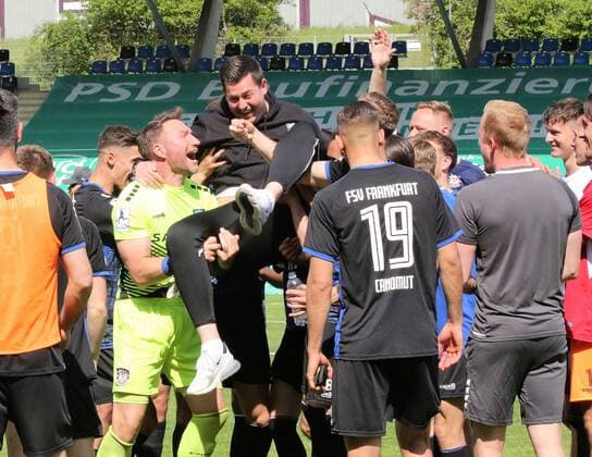 07.05.2022 xmgoodx Frankfurt am Main, PSD Arena Regionalliga Südwest Saison 2021 2022 FSV Frankfurt gegen SV Elversberg Klassenerhalt die Mannschaft läßt Cheftrainer Tim Görner (FSV Frankfurt) hochleben