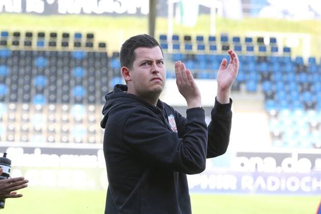 07.05.2022 xmgoodx Frankfurt am Main, PSD Arena Regionalliga Südwest Saison 2021 2022 FSV Frankfurt gegen SV Elversberg Klassenerhalt Jubel bei Cheftrainer Tim Görner (FSV Frankfurt)
