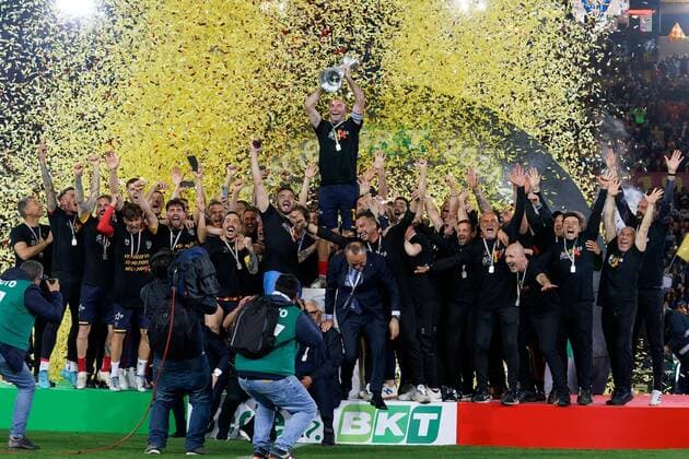 US Lecce v Pordenone Calcio - Serie B Captain Fabio Lucioni (US Lecce) raises the cup to the sky for the victory of the Serie B 2021 2022 championship during the Italian soccer Serie B match US Lecce vs Pordenone Calcio on May 06, 2022 at the Stadio Via del Mare in Lecce, Italy Lecce Italy  Copyright: xEmmanuelexMastrodonatox originalFilename:livemedia-usleccev220506_npeoI.jpg