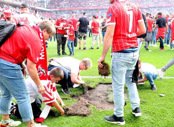 Bilder des Jahres 2022, Sport 05 Mai Sport Themen der Woche KW18 Sport Bilder des Tages Köln vs. VfL, 1. BL Köln, 07.05.2022, FUßBALL - 1. FC Köln vs. VfL Wolfsburg, 1. BL, Saison 2021 22. Schlussjubel, 1.FC Köln Fans feiern Europapokal Köln *** Cologne vs VfL, 1 BL Cologne, 07 05 2022, FOOTBALL 1 FC Cologne vs VfL Wolfsburg, 1 BL, season 2021 22 final cheer, 1 FC Cologne fans celebrate European Cup Cologne