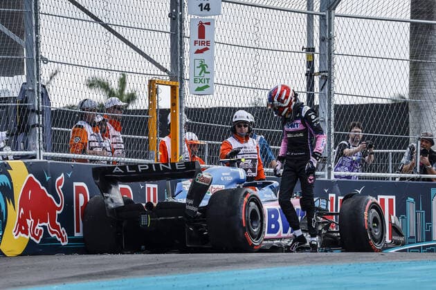 31 OCON Esteban (fra), Alpine F1 Team A522, action, crash, accident, during the Formula 1 Crypto.com Miami Grand Prix 2022, 5th round of the 2022 FIA Formula One World Championship, WM, Weltmeisterschaft on the Miami International Autodrome, from May 6 to 8, 2022 in Miami Gardens, Florida, United States of America - F1 - MIAMI GRAND PRIX 2022 DPPI Panoramic _DEL9687