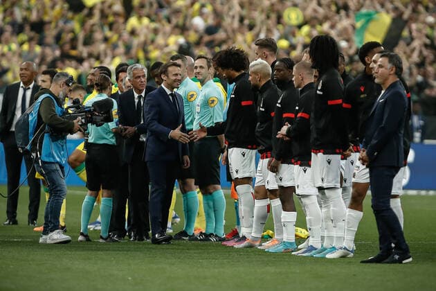 Le President de la Republique, Emmanuel Macron salue les equipes avant le coup d envoi FOOTBALL : Finale de la Coupe de France - OGC Nice vs FC Nantes - 07 05 2022 AurelienMorissard Panoramic 