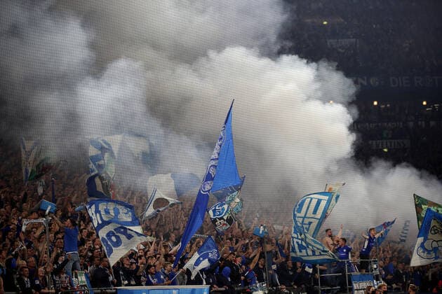 Fans des FC Schalke 04 beim Spiel der 2. BL (Saison 2021 22) FC Schalke 04 - FC St. Pauli. Copyright: Thomas Pakusch