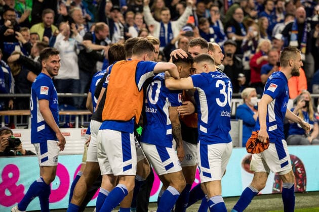 2. Fussball Bundesliga; FC Schalke 04 - FC St. Pauli; 07.05.2022 Jubel zum 3:2 durch Rodrigo Zalazar Martinez (FC Schalke 04, 10) 2. Fussball Bundesliga, FC Schalke 04 - FC St. Pauli, Gelsenkirchen, VELTINS-Arena DFL REGULATIONS PROHIBIT ANY USE OF PHOTOGRAPHS AS IMAGE SEQUENCES AND OR QUASI-VIDEO.