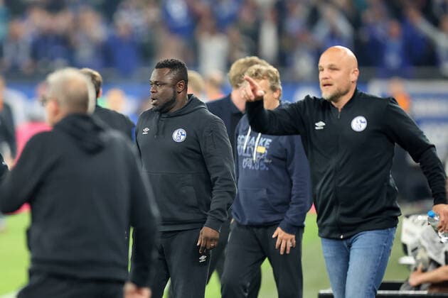 Gerald Asamoah (ehemaliger Fussballspieler und heutiger Leiter Linzenbereich beim FC Schalke 04) freut sich über das Tor zum 3:2 durch Rodrigo Zalazar (FC Schalke 04) und Aufstieg in die 1.Bundesliga beim Spiel der 2. BL (Saison 2021 22) FC Schalke 04 - FC St. Pauli. Copyright: Thomas Pakusch