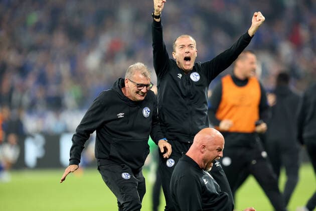 Das Trainerteam freut sich über das Tor zum 3:2 durch Rodrigo Zalazar (FC Schalke 04) und Aufstieg in die 1.Bundesliga beim Spiel der 2. BL (Saison 2021 22) FC Schalke 04 - FC St. Pauli. Copyright: Thomas Pakusch