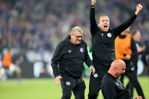 Das Trainerteam freut sich über das Tor zum 3:2 durch Rodrigo Zalazar (FC Schalke 04) und Aufstieg in die 1.Bundesliga beim Spiel der 2. BL (Saison 2021 22) FC Schalke 04 - FC St. Pauli. Copyright: Thomas Pakusch