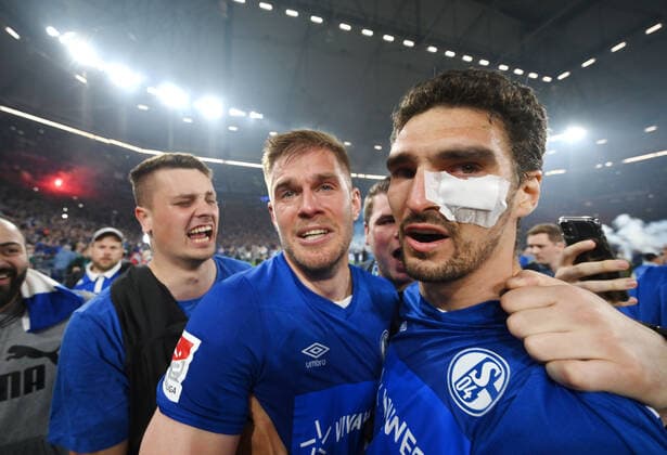 Die Schalker Fans stürmen nach dem Abpfiff den Platz und feiern Simon Terodde (FC Schalke 04) und Marcin Kaminski (Schalke 04), re. 07.05.2022, Fussball GER, Saison 2021 2022, 2. Bundesliga, 33. Spieltag, FC Schalke 04 - FC St. Pauli Foto: Maik Hölter TEAM2sportphoto Gelsenkirchen Nordrhein Westfalen Deutschland