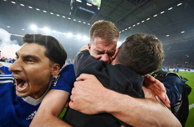 Die Schalker Fans stürmen nach dem Abpfiff den Platz und feiern Simon Terodde (FC Schalke 04) 07.05.2022, Fussball GER, Saison 2021 2022, 2. Bundesliga, 33. Spieltag, FC Schalke 04 - FC St. Pauli Foto: Maik Hölter TEAM2sportphoto Gelsenkirchen Nordrhein Westfalen Deutschland