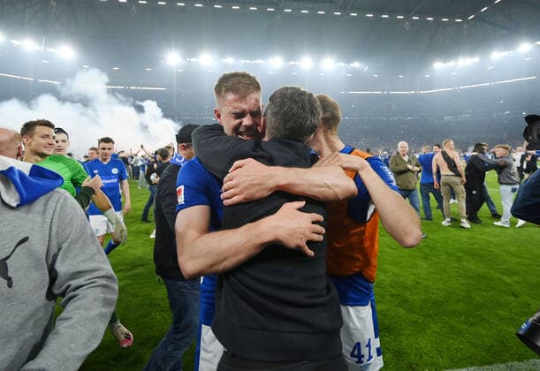 Die Schalker Fans stürmen nach dem Abpfiff den Platz und feiern Simon Terodde (FC Schalke 04) 07.05.2022, Fussball GER, Saison 2021 2022, 2. Bundesliga, 33. Spieltag, FC Schalke 04 - FC St. Pauli Foto: Maik Hölter TEAM2sportphoto Gelsenkirchen Nordrhein Westfalen Deutschland