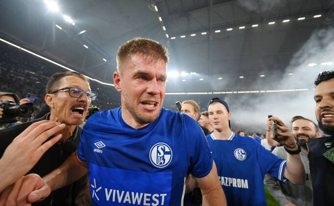Die Schalker Fans stürmen nach dem Abpfiff den Platz und feiern Simon Terodde (FC Schalke 04) 07.05.2022, Fussball GER, Saison 2021 2022, 2. Bundesliga, 33. Spieltag, FC Schalke 04 - FC St. Pauli Foto: Maik Hölter TEAM2sportphoto Gelsenkirchen Nordrhein Westfalen Deutschland