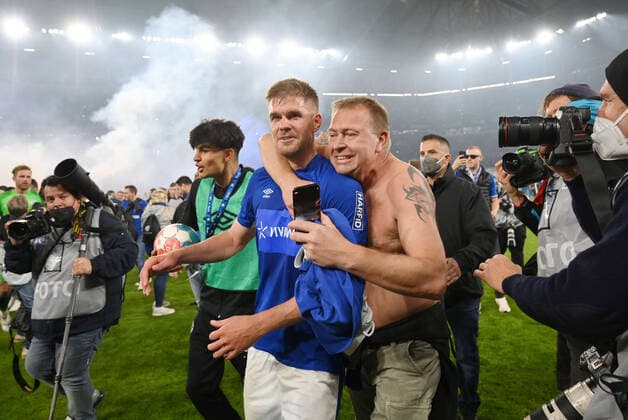 Die Schalker Fans stürmen nach dem Abpfiff den Platz und feiern Simon Terodde (FC Schalke 04) 07.05.2022, Fussball GER, Saison 2021 2022, 2. Bundesliga, 33. Spieltag, FC Schalke 04 - FC St. Pauli Foto: Maik Hölter TEAM2sportphoto Gelsenkirchen Nordrhein Westfalen Deutschland