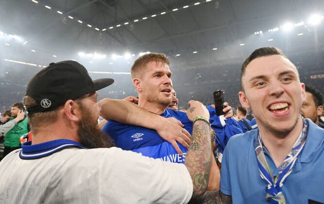 Die Schalker Fans stürmen nach dem Abpfiff den Platz und feiern Simon Terodde (FC Schalke 04) 07.05.2022, Fussball GER, Saison 2021 2022, 2. Bundesliga, 33. Spieltag, FC Schalke 04 - FC St. Pauli Foto: Maik Hölter TEAM2sportphoto Gelsenkirchen Nordrhein Westfalen Deutschland