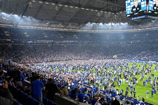 Fußball: 2. Bundesliga, Saison 2021 2022, 33. Spieltag, FC Schalke 04 - FC St. Pauli am 07.05.2022 in der Veltins Arena in Gelsenkirchen. -TK- Die Schalker Fans stürmen den Platz nach Spielschluss. DFL REGULATIONS PROHIBIT ANY USE OF PHOTOGRAPHS AS IMAGE SEQUENCES AND OR QUASI-VIDEO.