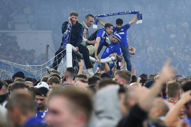 Fußball 2. Bundesliga 33. Spieltag FC Schalke 04 - FC St. Pauli am 07.05.2022 in der Veltins Arena in Gelsenkirchen Platzsturm Fans stürmen nach dem Abpfiff das Spielfeld und feiern den Aufstieg DFL regulations prohibit any use of photographs as image sequences and or quasi-video.