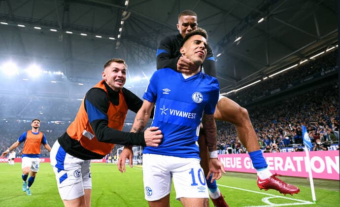 Fussball, 2. Bundesliga, Deutschland, Herren, Saison 2021 2022, 1. Spieltag, VELTINS Arena Gelsenkirchen: FC Schalke 04 (blau) - FC St. Pauli (weiss) 3:2; Jubel Rodrigo Zalazar (S04) nach seinem Tor zum 3:2. Jubel, Freude, Aktion. DFB DFL REGULATIONS PROHIBIT ANY USE OF PHOTOGRAPHS AS IMAGE SEQUENCES AND OR QUASI-VIDEO