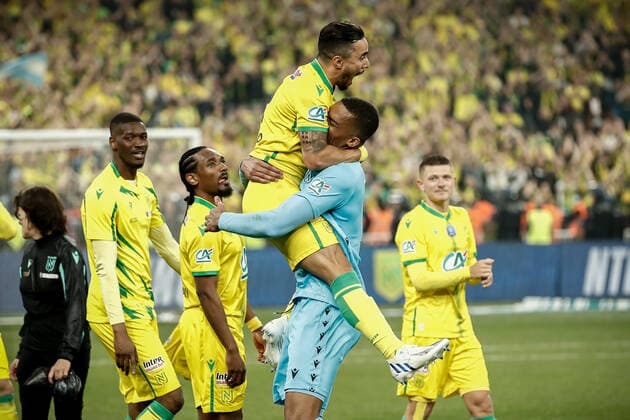 Joie des joueurs de Nantes apres leur victoire en finale contre l OGC Nice - Alban Lafont (Nantes) et Fabio Da Silva (Nantes) FOOTBALL : Finale de la Coupe de France - OGC Nice vs FC Nantes - 07 05 2022 AurelienMorissard Panoramic 