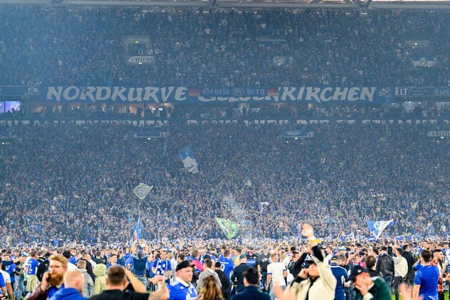 Fußball: 2. Bundesliga, Saison 2021 2022, 33. Spieltag, FC Schalke 04 - FC St. Pauli am 07.05.2022 in der Veltins Arena in Gelsenkirchen. -TK- Die Nordkurve des FC Schalke 04 während des Platzsturms. DFL REGULATIONS PROHIBIT ANY USE OF PHOTOGRAPHS AS IMAGE SEQUENCES AND OR QUASI-VIDEO.