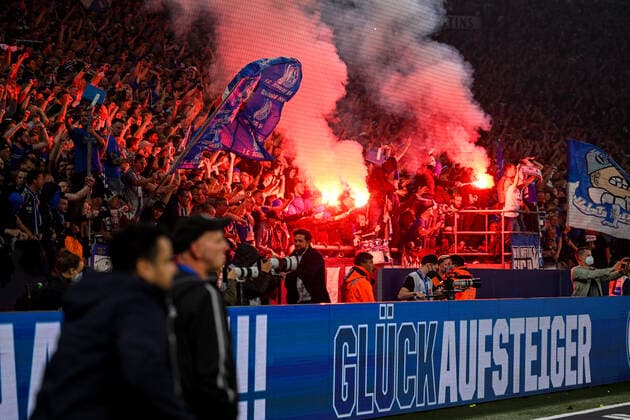 Fußball: 2. Bundesliga, Saison 2021 2022, 33. Spieltag, FC Schalke 04 - FC St. Pauli am 07.05.2022 in der Veltins Arena in Gelsenkirchen. -TK- Der FC Schalke 04 steigt auf und die Nordkurve freut sich. DFL REGULATIONS PROHIBIT ANY USE OF PHOTOGRAPHS AS IMAGE SEQUENCES AND OR QUASI-VIDEO.