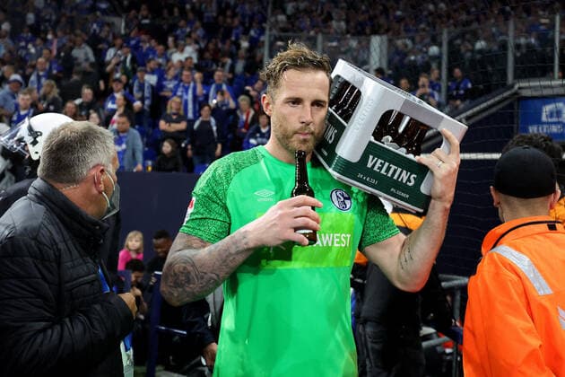 Ralf Fährmann (FC Schalke 04) mit einem Kasten Bier nach dem Aufstieg beim Spiel der 2. BL (Saison 2021 22) FC Schalke 04 - FC St. Pauli. Copyright: Thomas Pakusch