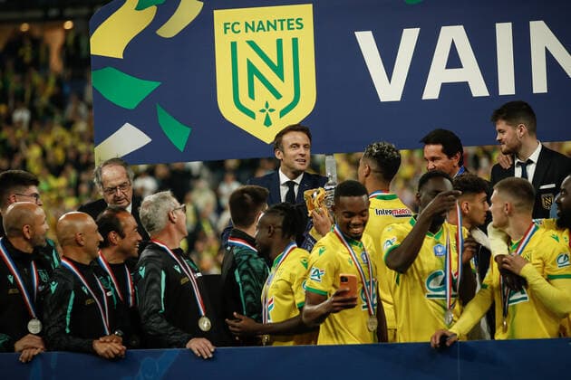 Joie des joueurs de Nantes apres leur victoire en finale contre l OGC Nice - Emmanuel Macron remet le trophee a Ludovic Blas (Nantes) FOOTBALL : Finale de la Coupe de France - OGC Nice vs FC Nantes - 07 05 2022 AurelienMorissard Panoramic 