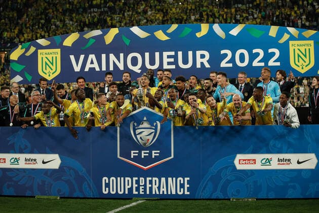Joie des joueurs de Nantes apres leur victoire en finale contre l OGC Nice - Les joueurs avec le trophee FOOTBALL : Finale de la Coupe de France - OGC Nice vs FC Nantes - 07 05 2022 AurelienMorissard Panoramic 