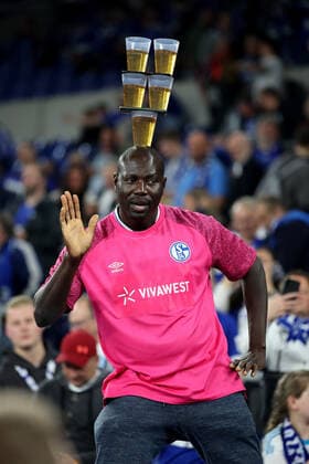 Die Fans des FC Schalke 04 feiern den Wiederaufstieg in die 1. Bundesliga beim Spiel der 2. BL (Saison 2021 22) FC Schalke 04 - FC St. Pauli. Copyright: Thomas Pakusch
