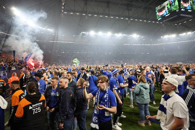 Die Fans des FC Schalke 04 feiern den Wiederaufstieg in die 1. Bundesliga beim Spiel der 2. BL (Saison 2021 22) FC Schalke 04 - FC St. Pauli. Copyright: Thomas Pakusch