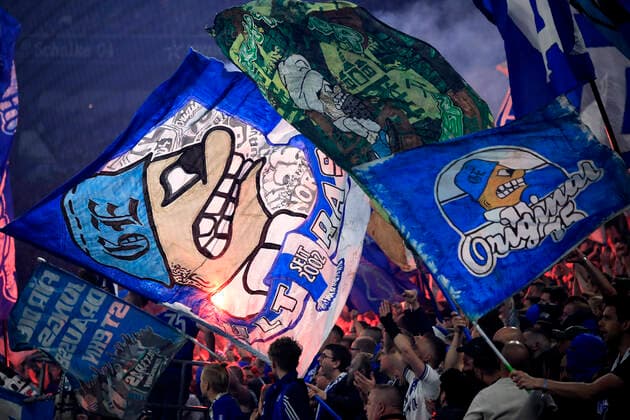 FANS Team FC Schalke 04 in der Nordkurve DFL 2.Fussball Bundesliga Saison 2021 - 2022 Spiel FC Schalke 04 - St. Pauli 2 : 3 am 07. 05. 2022 in Gelsenkirchen DFL REGULATIONS PROHIBIT ANY USE OF PHOTOGRAPHS as IMAGE SEQUENCES and or QUASI-VIDEO