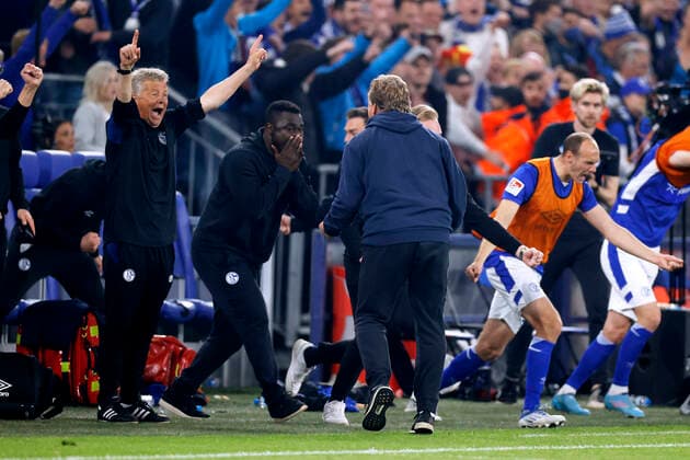 BUESKENS Michael Trainer Team FC Schalke 04 nach dem Schlusspfiff mit ASAMOAH Gerald DFL 2.Fussball Bundesliga Saison 2021 - 2022 Spiel FC Schalke 04 - St. Pauli 2 : 3 am 07. 05. 2022 in Gelsenkirchen DFL REGULATIONS PROHIBIT ANY USE OF PHOTOGRAPHS as IMAGE SEQUENCES and or QUASI-VIDEO