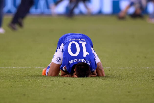 ZALAZAR Martinez Team FC Schalke 04 nach dem Schlusspfiff DFL 2.Fussball Bundesliga Saison 2021 - 2022 Spiel FC Schalke 04 - St. Pauli 2 : 3 am 07. 05. 2022 in Gelsenkirchen DFL REGULATIONS PROHIBIT ANY USE OF PHOTOGRAPHS as IMAGE SEQUENCES and or QUASI-VIDEO