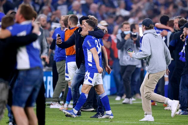FANS Team FC Schalke 04 auf dem Platz mit IDRIZI Blendi DFL 2.Fussball Bundesliga Saison 2021 - 2022 Spiel FC Schalke 04 - St. Pauli 2 : 3 am 07. 05. 2022 in Gelsenkirchen DFL REGULATIONS PROHIBIT ANY USE OF PHOTOGRAPHS as IMAGE SEQUENCES and or QUASI-VIDEO