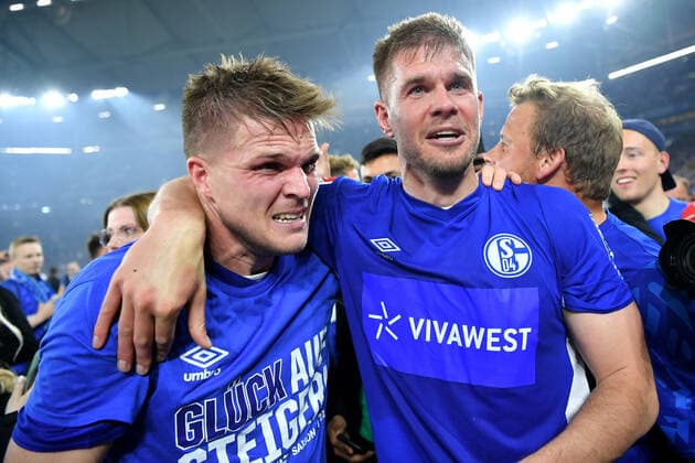 Gelsenkirchen, Veltins Arena, 07.05.22, GER, Herren, 2.Bundesliga, Saison 2021-2022, FC Schalke 04 - FC St. Pauli Bild: v.li. Marius Buelter (Schalke) und Simon Terodde (Schalke) bejubeln den Aufstieg Nur fuer journalistische Zwecke! Only for editorial use! Gemaess den Vorgaben der DFL Deutsche Fußball Liga ist es untersagt, in dem Stadion und oder vom Spiel angefertigte Fotoaufnahmen in Form von Sequenzbildern und oder videoaehnlichen Fotostrecken zu verwerten bzw. verwerten zu lassen. DFL regulations prohibit any use of photographs as image sequences and or quasi-video. Nordrhein-Westfalen Deutschland