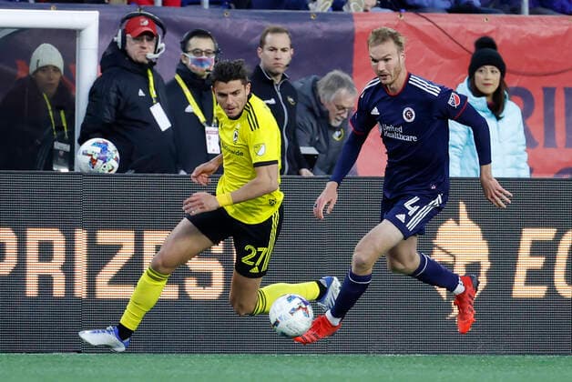 FOXBOROUGH, MA - MAY 07: Columbus Crew forward Miguel Berry (27) and New England Revolution defender Henry Kessler (4) track the ball during a match between the New England Revolution and the Columbus Crew on May 7, 2022, at Gillette Stadium in Foxborough, Massachusetts. (Photo by Fred Kfoury III Icon Sportswire) SOCCER: MAY 07 MLS, Fussball Herren, USA - Columbus Crew at New England Revolution Icon482220507002