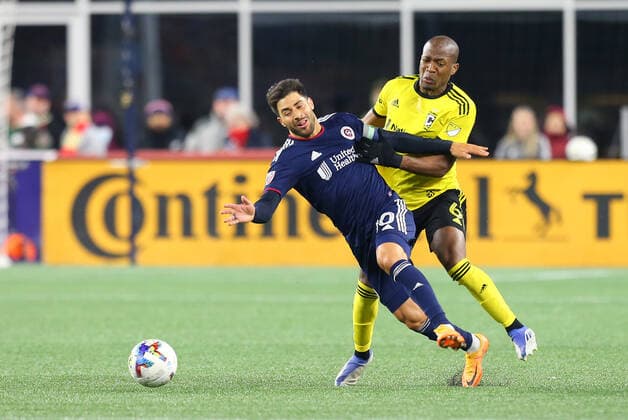 May 7, 2022; Foxborough, MA, USA; New England Revolution midfielder Carles Gil (10) and Columbus Crew midfielder Darlington Nagbe (6) in action during an MLS, Fussball Herren, USA match between Columbus Crew and New England Revolution at Gillette Stadium. CSM Foxborough United States - ZUMAc04_ 20220507_zaf_c04_014 Copyright: xAnthonyxNesmithx