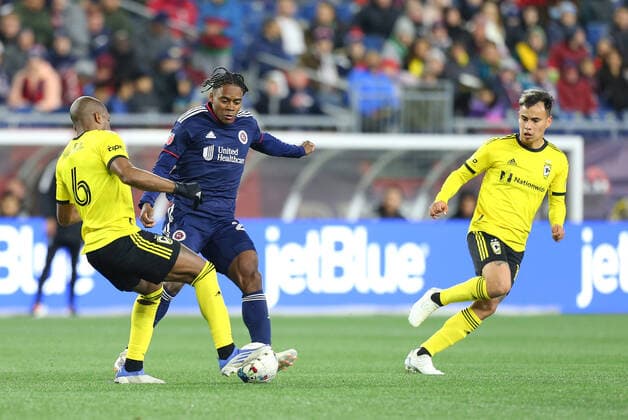May 7, 2022; Foxborough, MA, USA; New England Revolution forward DeJuan Jones (24) and Columbus Crew midfielder Darlington Nagbe (6) in action during an MLS, Fussball Herren, USA match between Columbus Crew and New England Revolution at Gillette Stadium. CSM Foxborough United States - ZUMAc04_ 20220507_zaf_c04_031 Copyright: xAnthonyxNesmithx