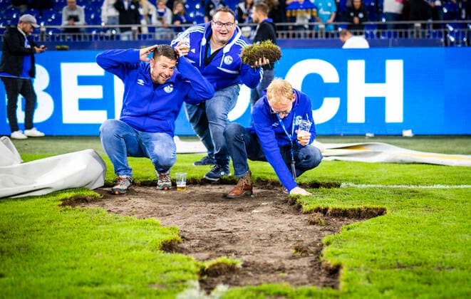 Schalker Greenkeeper begutachten den Rasen FC Schalke 04 - St. Pauli 07.05.2022, Fussball; Saison 2021 22 Foto: Moritz Müller