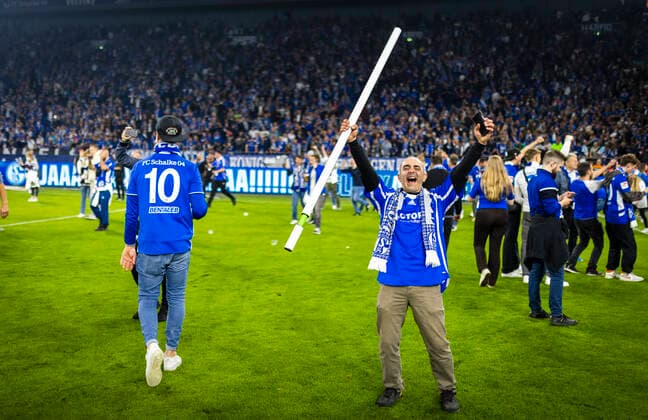 Schalker Fans feiern den Aufstieg - ein Fan hält die Eckfahne in der Hand FC Schalke 04 - St. Pauli 07.05.2022, Fussball; Saison 2021 22 Foto: Moritz Müller