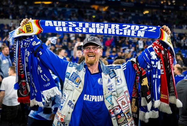 Schalker Fans feiern den Aufstieg FC Schalke 04 - St. Pauli 07.05.2022, Fussball; Saison 2021 22 Foto: Moritz Müller
