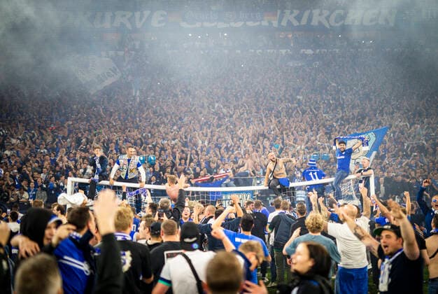 Schalker Fans feiern den Aufstieg FC Schalke 04 - St. Pauli 07.05.2022, Fussball; Saison 2021 22 Foto: Moritz Müller