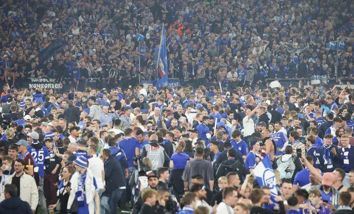 Sport Bilder des Tages Fans Stuermen den Platz, FC Schalke 04 vs. Fc St. Pauli, Fussball, 2. Bundesliga, 33. Spieltag, 07.05.2022, DFL REGULATIONS PROHIBIT ANY USE OF PHOTOGRAPHS AS IMAGE SEQUENCES AND OR QUASI-VIDEO, FC Schalke 04 vs. Fc St. Pauli, Fussball, 2. Bundesliga, 33. Spieltag, 07.05.2022, Gelsenkirchen