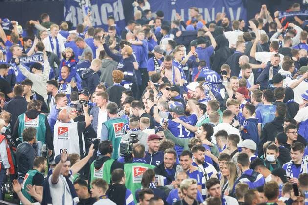 Fans Stuermen den Platz, FC Schalke 04 vs. Fc St. Pauli, Fussball, 2. Bundesliga, 33. Spieltag, 07.05.2022, DFL REGULATIONS PROHIBIT ANY USE OF PHOTOGRAPHS AS IMAGE SEQUENCES AND OR QUASI-VIDEO, FC Schalke 04 vs. Fc St. Pauli, Fussball, 2. Bundesliga, 33. Spieltag, 07.05.2022, Gelsenkirchen